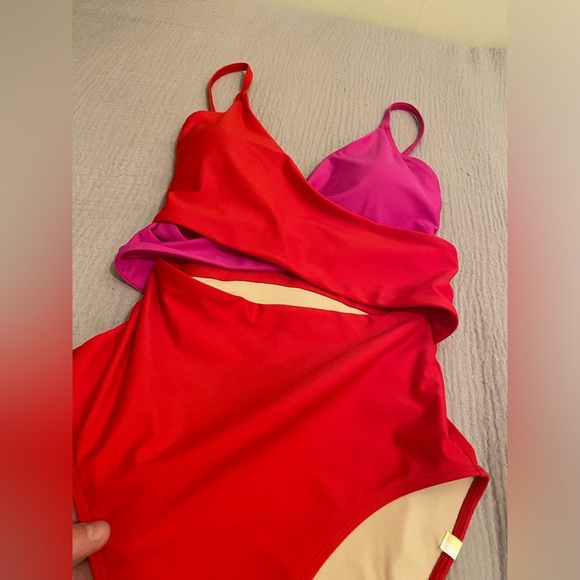 Summersalt Vibrant Red and Pink Swimwear. Size 4 - Picture 4 of 10